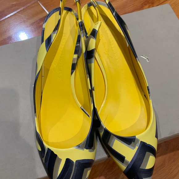 Burberry shoes - Picture 4 of 7